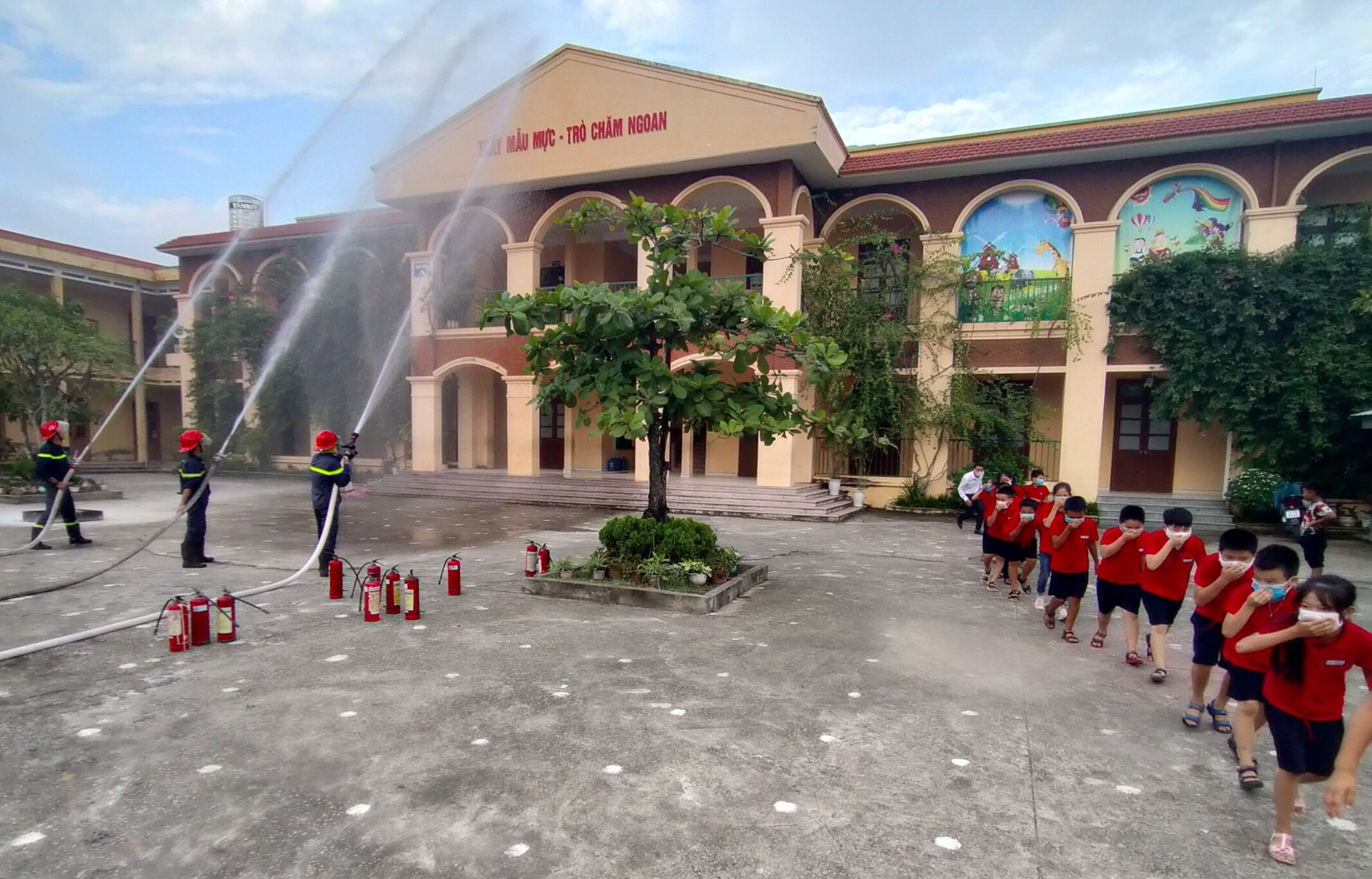 Tuyên truyền, phổ biến kiến thức PCCC và CNCH tại Trường Tiểu học Hòa Nghĩa (Dương Kinh)